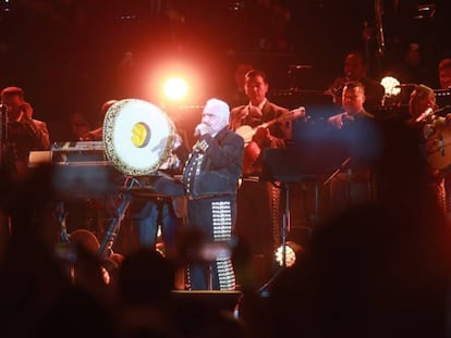 Vicente Fernández durante su último concierto.