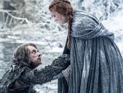 Alfie Allen, Theon en la serie, y Sophie Turner, Sansa Stark, en una imagen de la próxima temporada de 'Juego de tronos'.