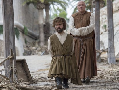 Tyrion Lannister y Lord Varys, en una imagen de la sexta temporada de 'Juego de tronos'.
