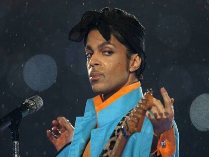 Prince se apresenta no intervalo do Super Bowl, em Miami.