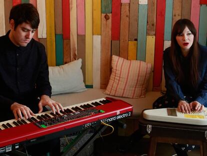 Alondra Bentley, interpretando dos canciones para EL PAÍS.