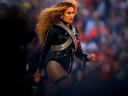 Beyoncé durante el medio tiempo de la Super Bowl.