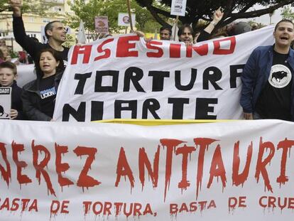 Miembros de PACMA protestan ante la plaza.