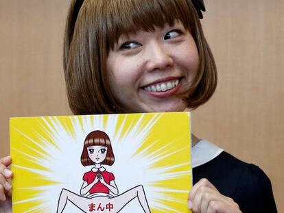 La artista japonesa Megumi Igarashi, conocida como 'Chica Mala', muestra uno de sus trabajos en una imagen de 2015. TORU HANAI REUTERS