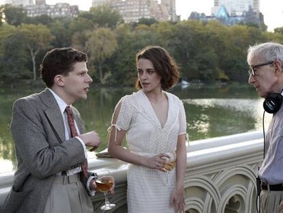 Os atores Jesse Eisenberg e Kristen Stewart e o diretor Woody Allen, na filmagem de 'Cafe Society’.