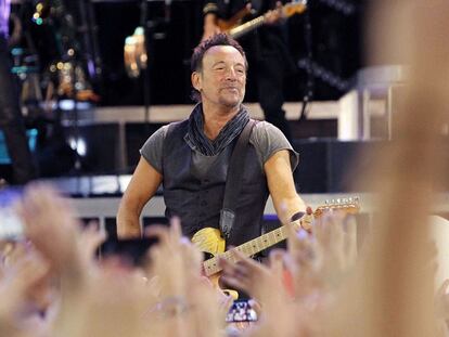 El músico Bruce Springsteen, durante el concierto en el estadio Camp Nou de Barcelona. Marta Pérez EFE