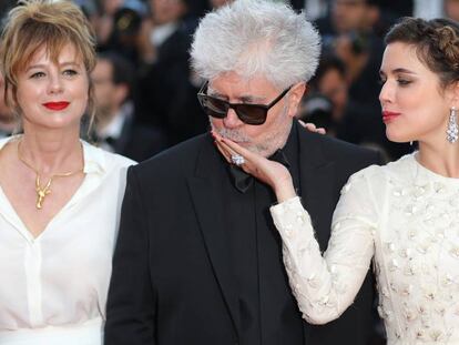 FOTO: Emma Suárez (izquierda), Pedro Almodóvar y Adriana Ugarte, en Cannes. (Thibault Camus / AP)