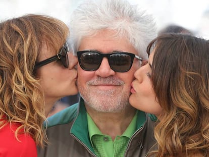 Emma Suarez, a la izquierda, y Adriana Ugarte, besan a Pedro Almodovar.