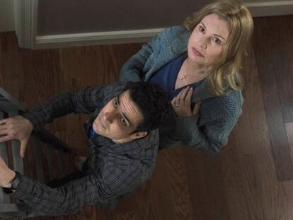 Alfonso Herrera y Geena Davis, protagonistas de la serie 'El exorcista'.