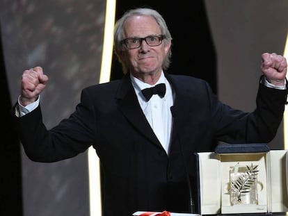 El director británico Ken Loach celebra la Palma de Oro en Cannes.