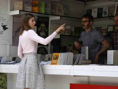 La reina Letizia, en una caseta de la Feria del Libro de Madrid.