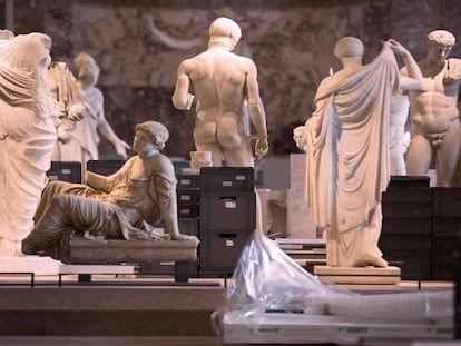 Varias estatuas evacuadas de los almacenes del Louvre, hoy 3 de junio.