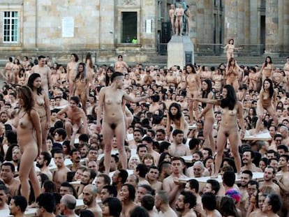 Miles de personas participan en una fotografía del estadounidense Spencer Tunick en Bogotá (Colombia).