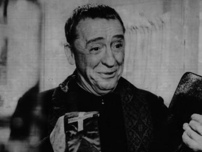 Paco Martínez Soria, caracterizado de sacerdote, en una de sus películas.