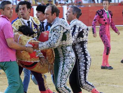 Víctor Barrio en la plaza de toros de Teruel, tras sufrir una grave cogida.