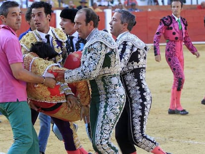 Víctor Barrio en la plaza de toros de Teruel, tras sufrir una grave cogida.