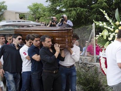 Miembros de la cuadrilla de Víctor Barrio llevan sus restos mortales.