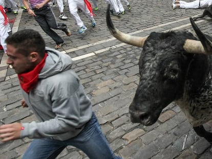 A runner tries to dodge a bull from the Victoriano del Río stockbreeder.