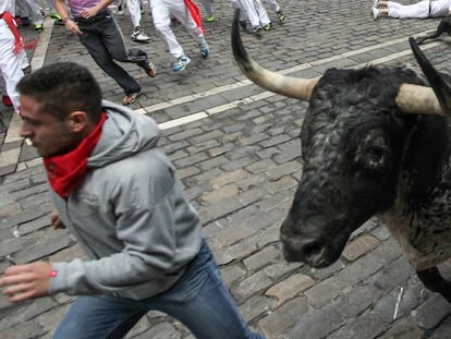 A runner tries to dodge a bull from the Victoriano del Río stockbreeder.