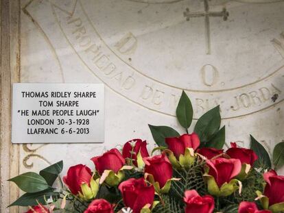 Lápida del nicho de Tom Sharpe en el cementerio de Mieres.