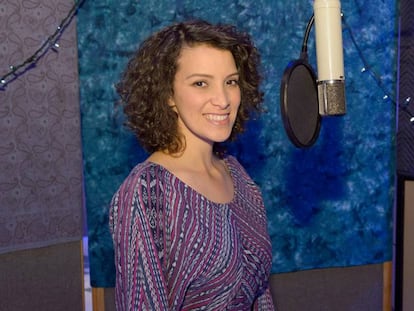 La cantante guatemalteca Gaby Moreno durante la grabación del tema principal de 'Elena de Avalor'.