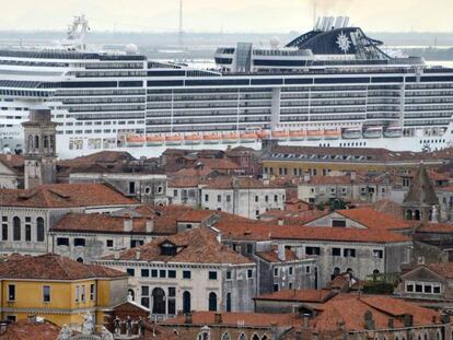 El crucero 'MSC Preziosa' en uno de los canales de Venecia.