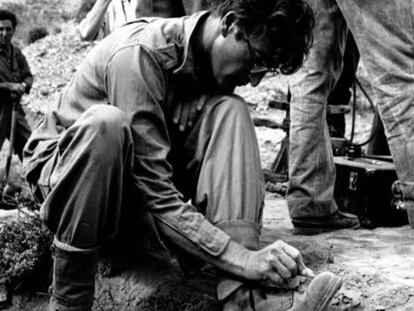 John Lennon dibuja en sus botas durante el rodaje de 'Cómo gané la guerra'.