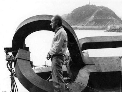 Eduardo Chillida, en la instalación de su escultura 'El peine del viento' en la bahía de la Concha en 1977.