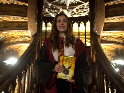 Una joven portuguesa en la librería Lello, anoche, tras comprar el nuevo libro de Harry Potter.