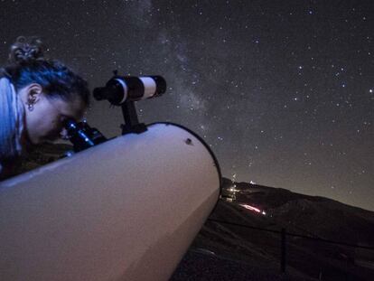 Una mujer observa las estrellas desde Sierra Nevada.