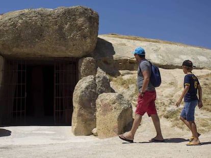 Turistas entrando al dolmen de Menga, en Antequera.