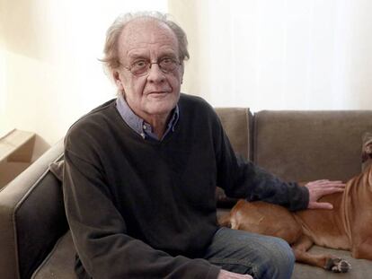 Luis Eduardo Aute, junto a su perra Luna, el 25 de enero, en su casa de Madrid.