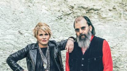 Los cantantes y compositores Shawn Colvin y Steve Earle.