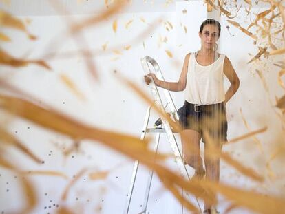 Lola Guerrera recrea la Vía Láctea en su proyecto 'La vía' a través de hojas, semillas, flores y otros materiales recogidos en Genalguacil (Málaga).