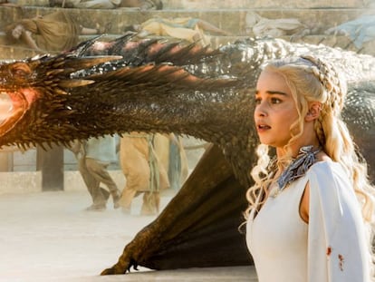 Daenerys Targaryen, protagonista de 'Juegos de tronos', con uno de sus dragones en una escena rodada en Osuna.