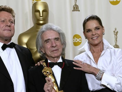 Arthur Hiller (centro) sostiene su Premio Humanitario Jean Hersholt, que la Academia le entregó en 2001.