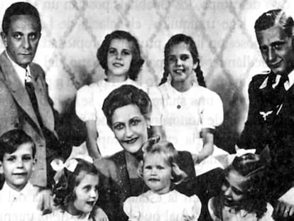 Joseph Goebbels (esquerda) e Magda com seus seis filhos e Harald (filho dela do primeiro casal).