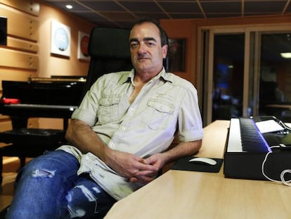 Víctor Reyes, en su estudio de Madrid, explica su trabajo en 'El infiltrado'.