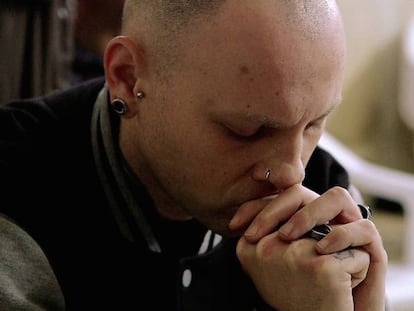 Uno de los fieles que acude a las misas de padre Cataldo, en una imagen del documental.