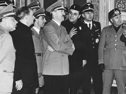 Hitler, Mussolini y Bandinelli (a la izquierda del alemán), durante la visita del Füher a Italia en 1938.