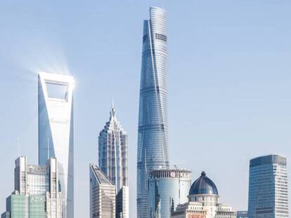 La Torre de Shanghái destaca por su altura en el perfil de la ciudad.