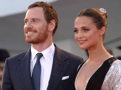 Alicia Vikander y Michael Fassbender posan en la alfombra roja de la premiere de 'La luz entre los océnanos' en Venecia.