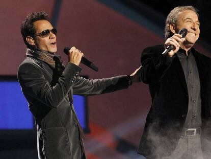 Marc Anthony (izquierda) y José Luis Perales, en la gala de los Grammy latinos en Las Vegas, en 2010.