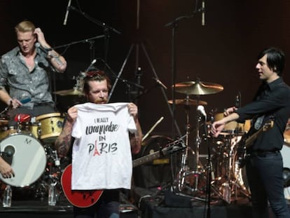 Jesse Hughes, cantante de Eagles of Death Metal, sujeta una camiseta de apoyo a París en su concierto en la ciudad el pasado 16 de febrero.