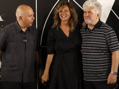 Pedro y Agustín Almodóvar y Emma Suárez, hoy en la Academia de cine. FOTO: JULIÁN ROJAS