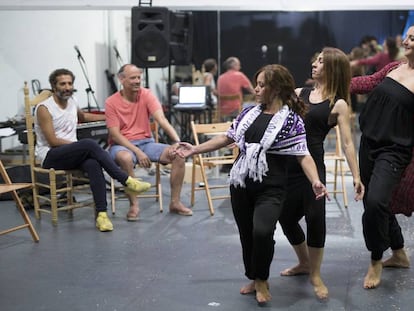 Isabel Bayón (entre las dos bailaoras) e Israel Galván (de blanco), en un ensayo de 'Dju dju'.