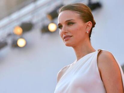 Natalie Portman llegando a la premiere de 'Planetarium' en Venecia.