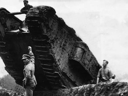 Tanque británico sobre una trinchera en el Somme en 1916.