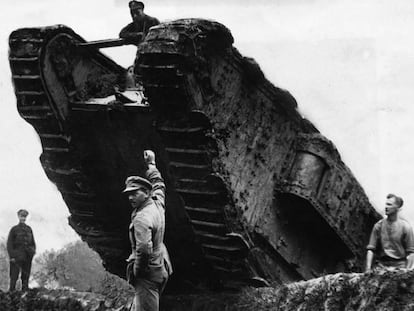 Tanque británico sobre una trinchera en el Somme en 1916.