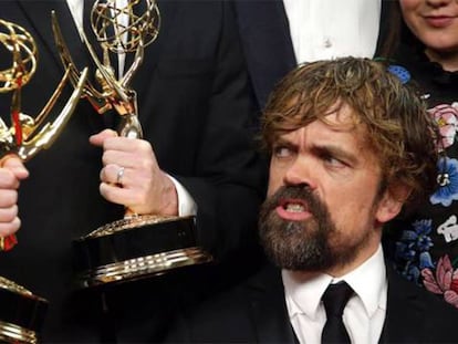 Peter Dinklage (Tyrion) posa junto al resto de actores de Juego de tronos en los Emmy.
